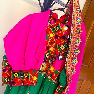 Beautiful Traditional Afghan clothes, 3 pieces: dress, pants and scarf. 🩷&💚.
